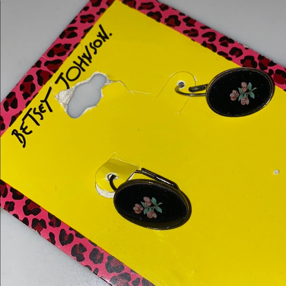 BETSEY JOHNSON ❤️BLACK FLORAL ENAMEL EARNINGS🎁